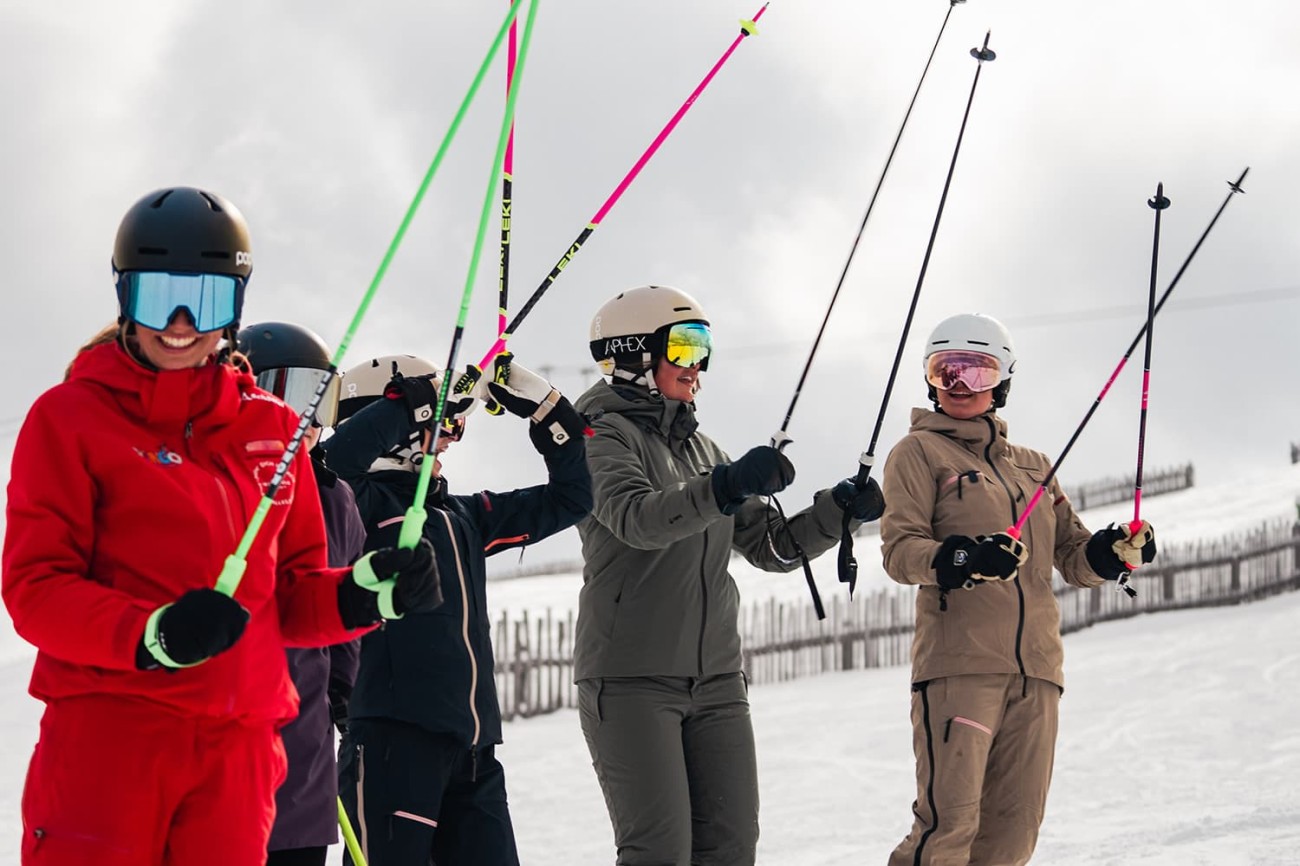 Skikursgruppe von Erwachsenen