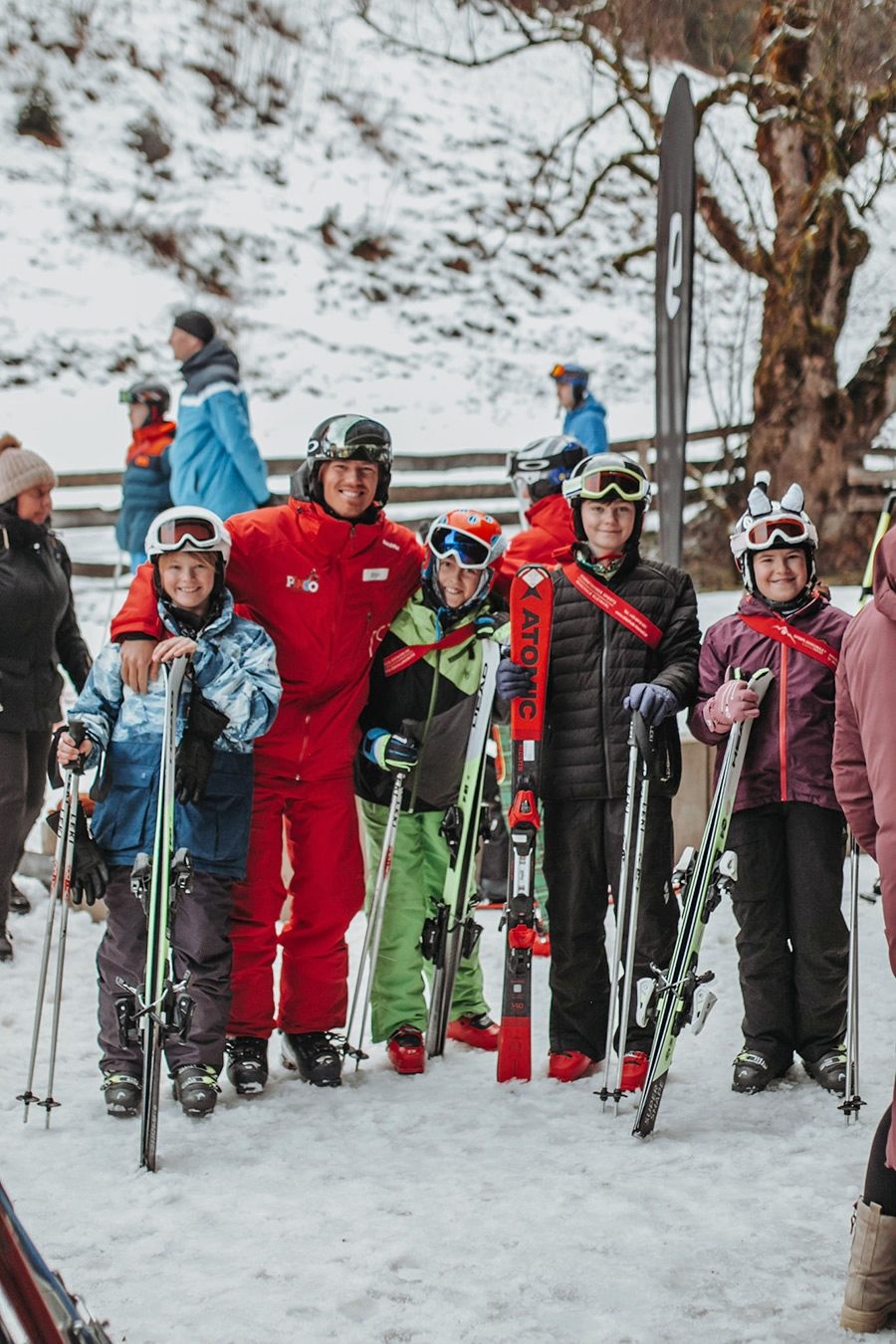 Gruppeneinteilung der Skischulkinder mit dem Skilehrer