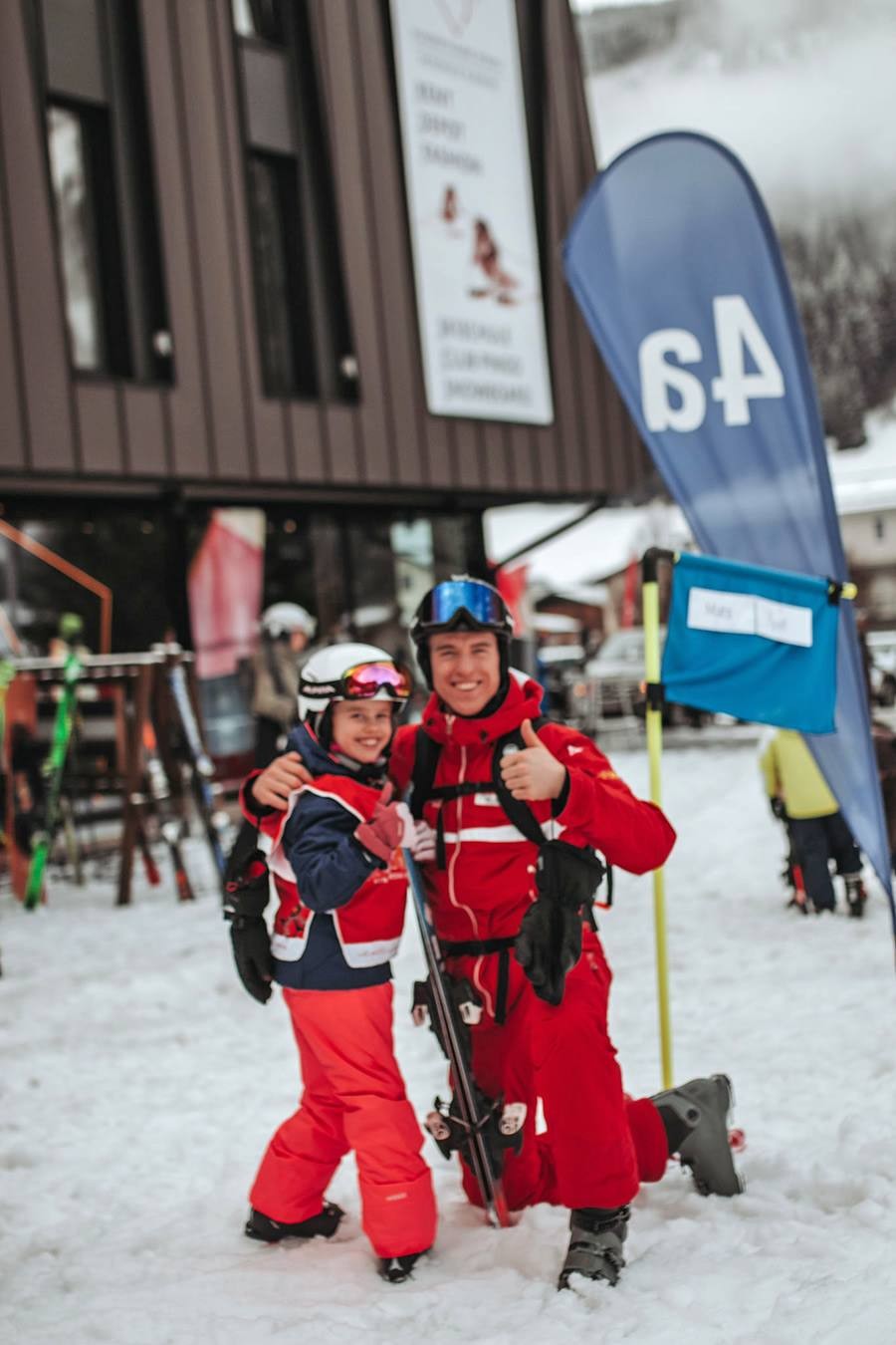 Skilehrer mit Skischulkind
