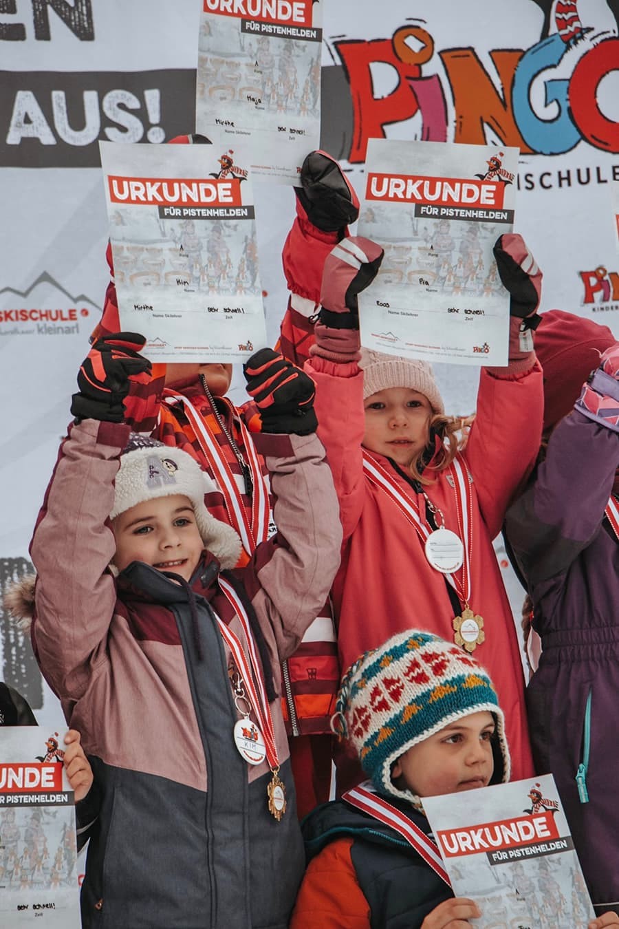 Stolze Präsentation der erhaltenen Medille nach dem Abschlussrennen