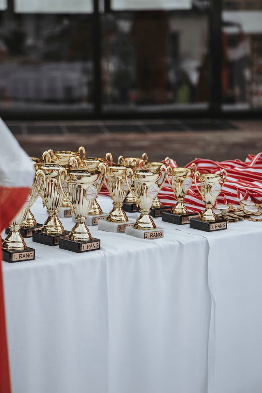 Pokale stehen bereit für die Siegerehrung