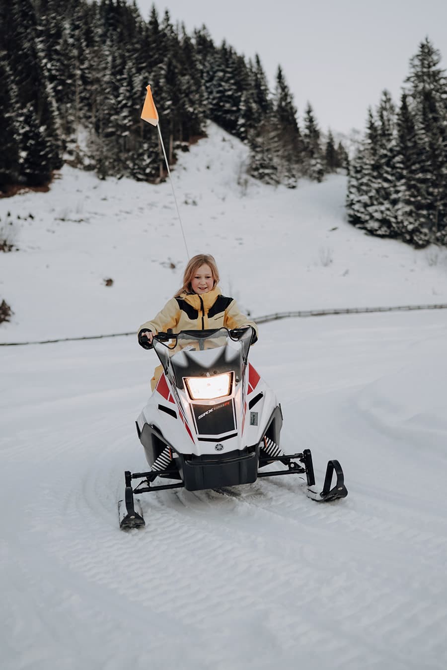 Kind fährt mit dem Kinder-Skidoo