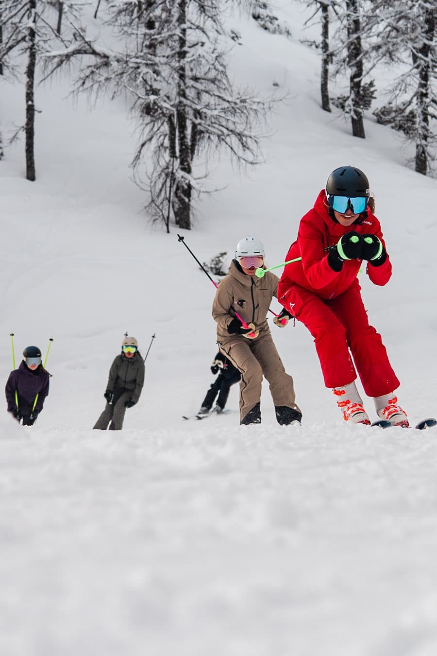 Teenager im Kinderskikurs beim Skifahren im Skigebiet