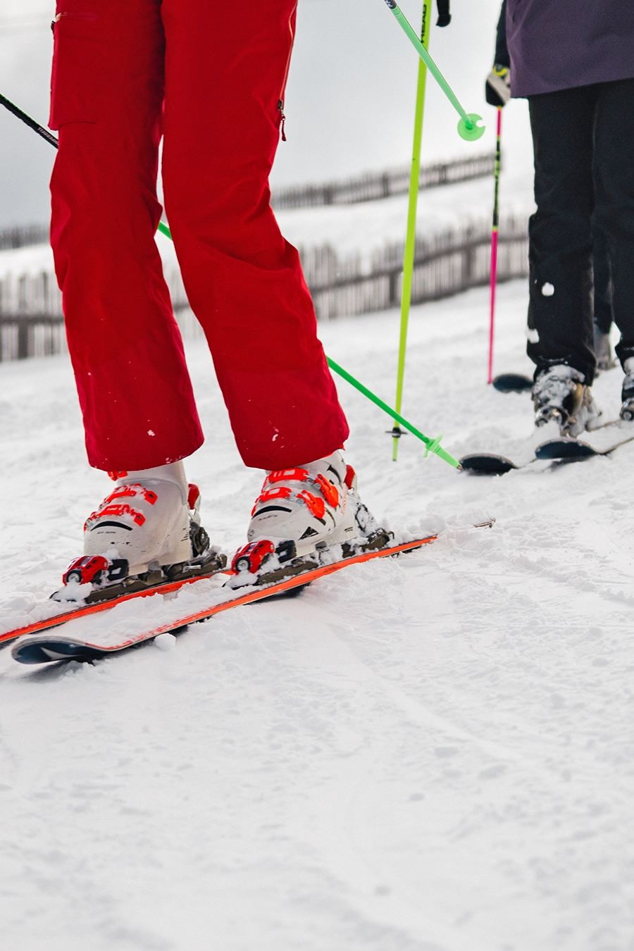 Skifahrer mit Skilehrer