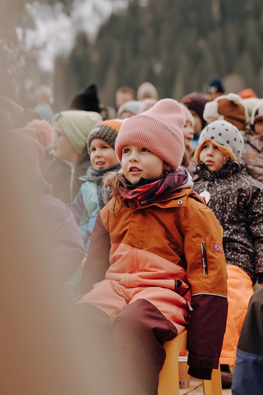 Kinder schauen beim Kasperltheater zu
