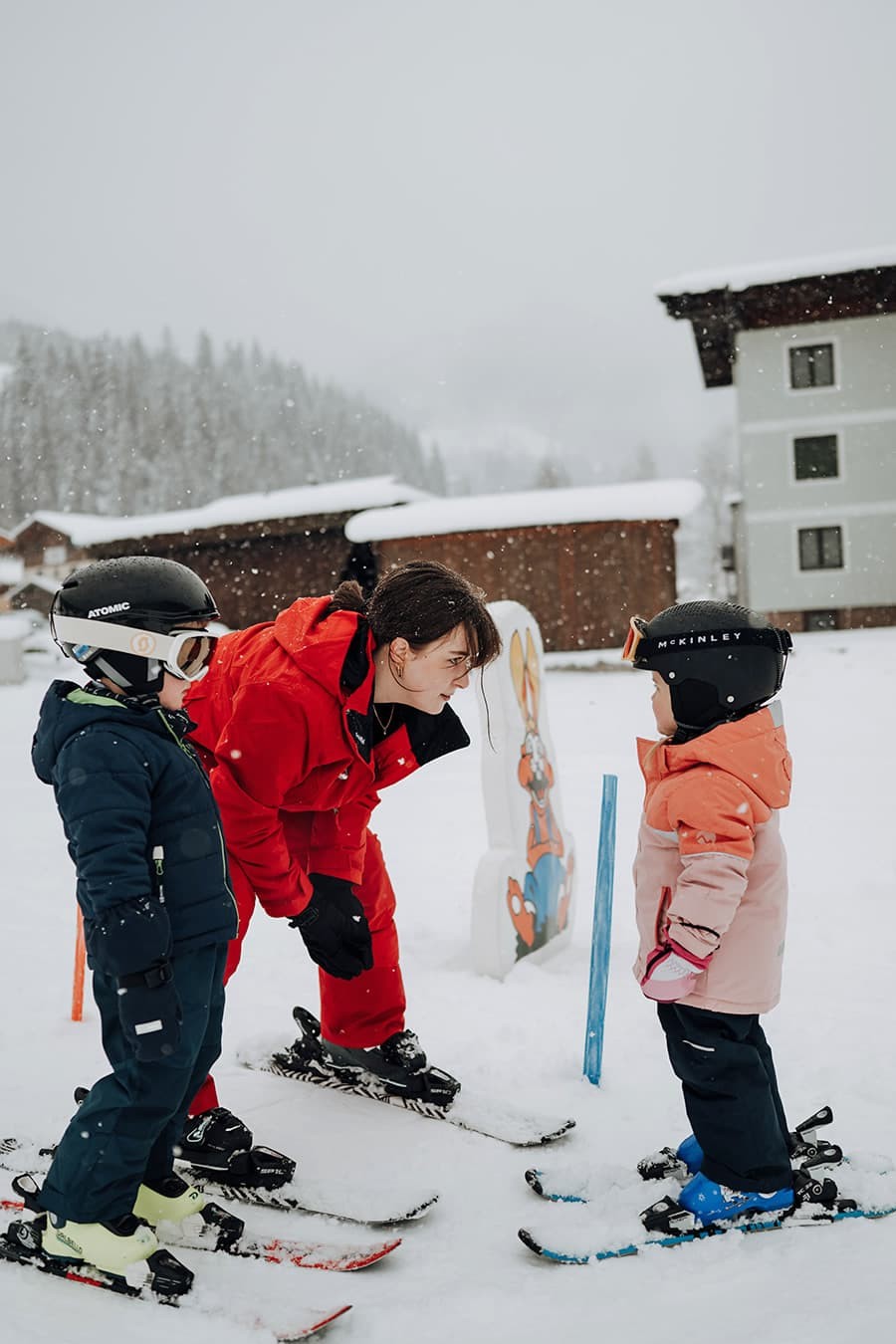 Skilehrerin mit Skikindergartenkinder