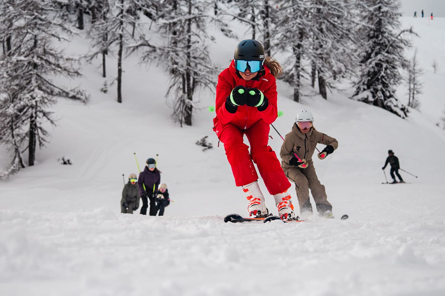 Skilehrer der Skischule und Snowboardschule Kleinarl führt eine Skigruppe auf einer Piste ins Tal