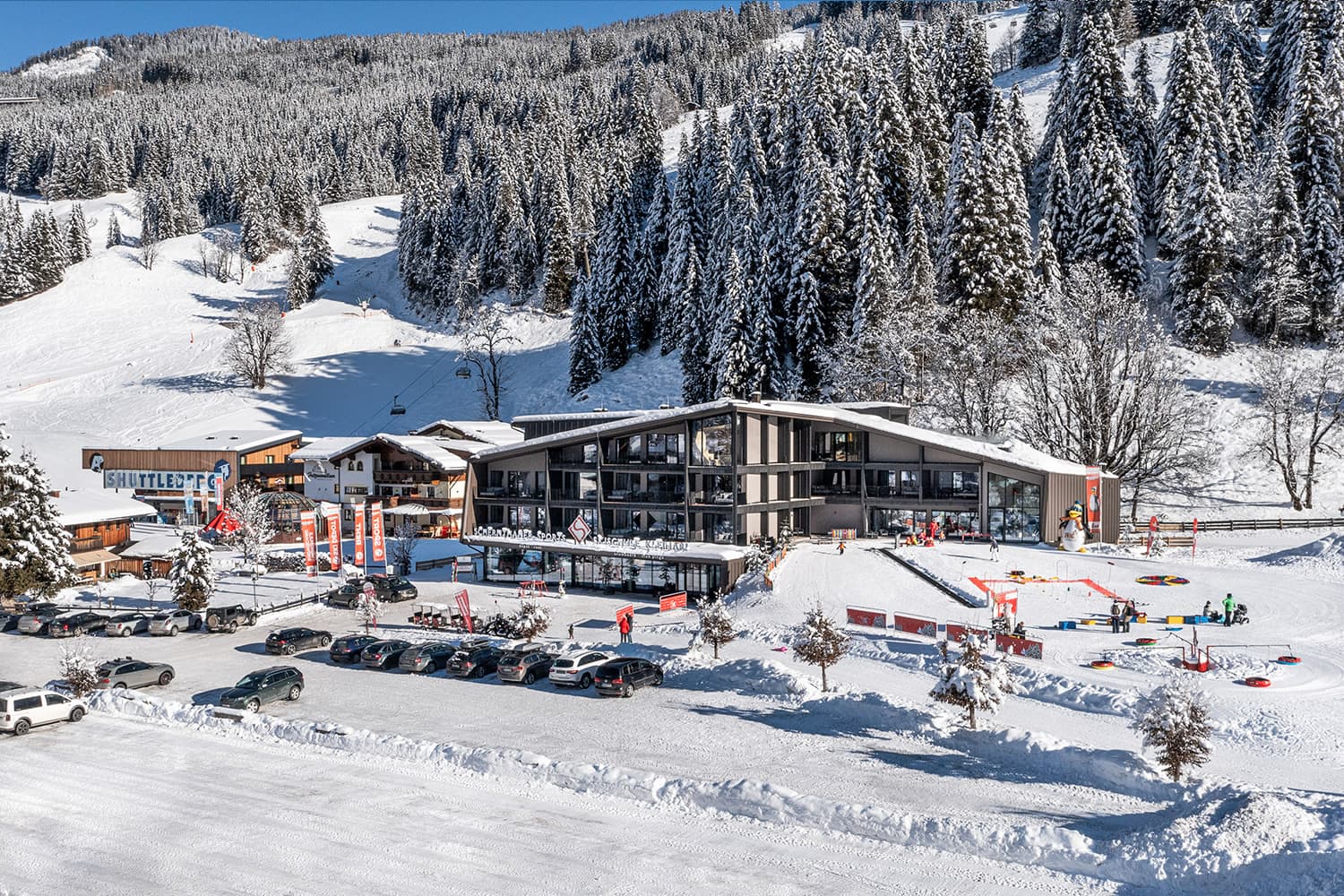 Skischule und Snowboardschule Kleinarl mit großem Parkplatz, Sammelplatz und Erlebniswiese direkt neben den Bergbahnen