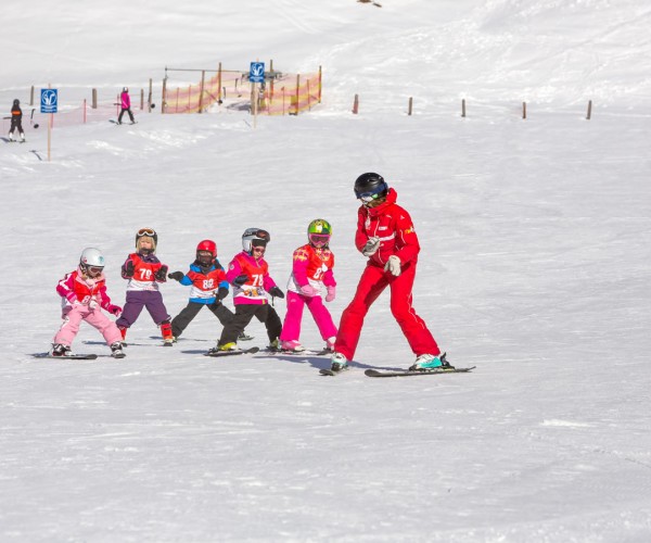 Skikurs mit ausgebildeten Skilehrer/Innen im Familienurlaub in Österreich